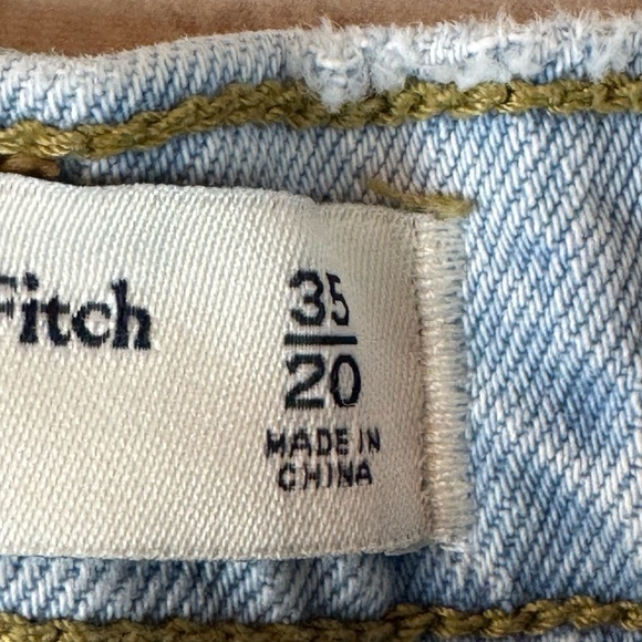 Abercrombie & Fitch Women's The 7" Dad Short High Rise Light Wash Frayed Raw Hem - Picture 3 of 7